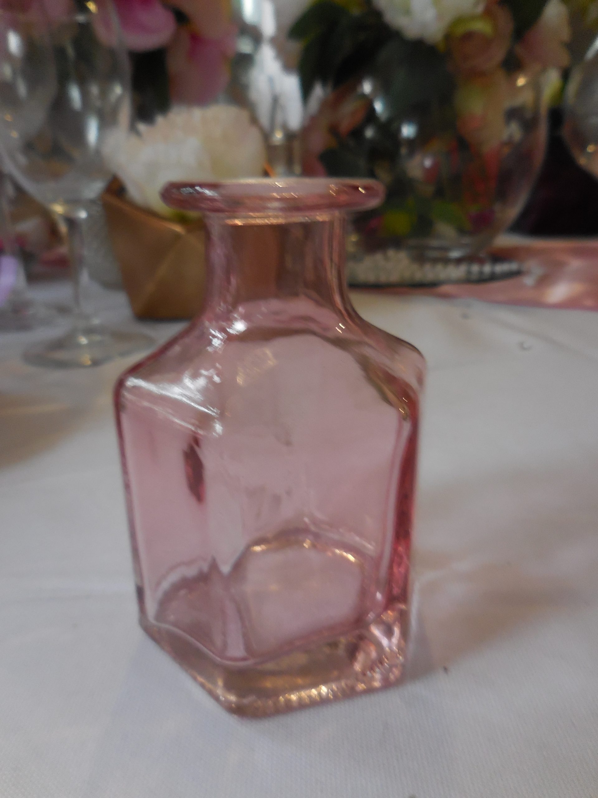 Flacon verre rose - déco vintage à la location