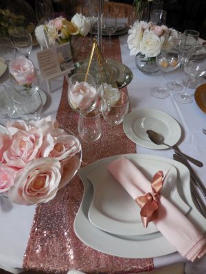 Un décor de table chic en blanc et doré  Déco mariage blanc, Décoration  mariage doré, Table mariage blanche